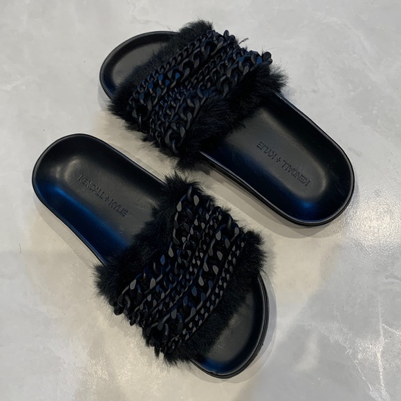 Kandall + Kylie slides black chains and synthetic fur size 5 - Picture 1 of 5